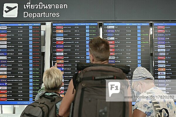 Anzeigetafel Flugverbindungen Abflüge  Bangkok  Thailand  Asien
