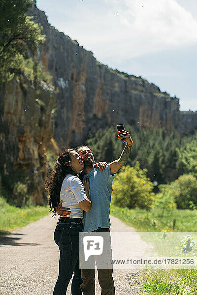 Glücklicher Mann macht Selfie mit Frau per Smartphone in Aragon  Spanien