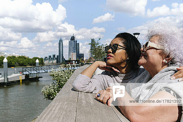Mutter und Tochter stehen an einem sonnigen Tag an der Battersea Bridge