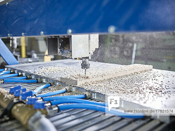 CNC-Maschine zum Schneiden von Holzbrettern in der Fabrik