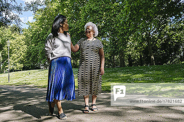 Ältere Mutter und Tochter unterhalten sich im Park
