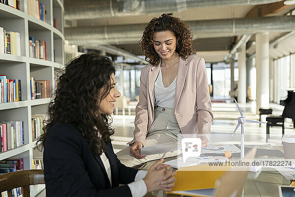 Lächelnde Geschäftsfrauen  die im Büro zusammenarbeiten