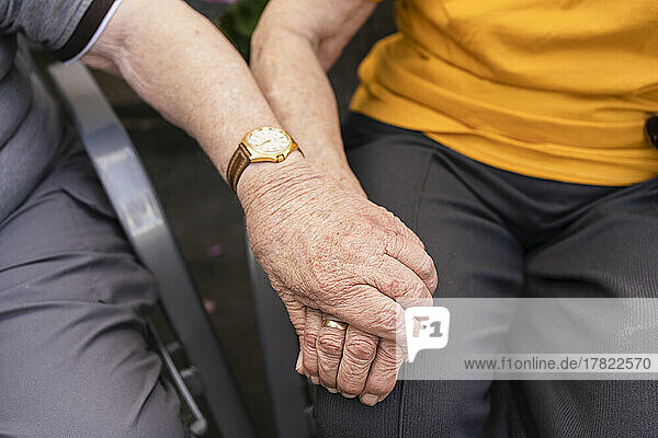 Älteres Paar hält Händchen