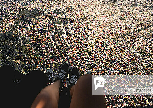 Spanien  Katalonien  Barcelona  ??Persönliche Perspektive einer jungen Frau  die mit einem Hubschrauber über einem dicht besiedelten Wohnviertel fliegt