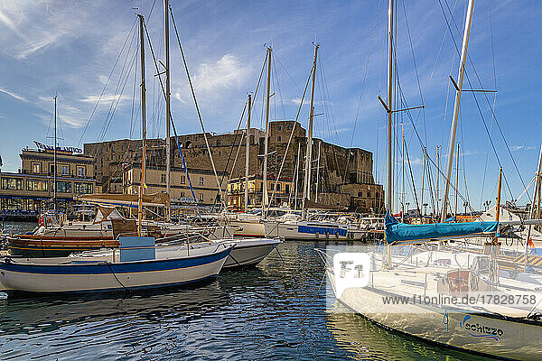 Kleiner Hafen mit Booten vor dem Castel dell'Ovo  Neapel  Kampanien  Italien  Mittelmeer  Europa