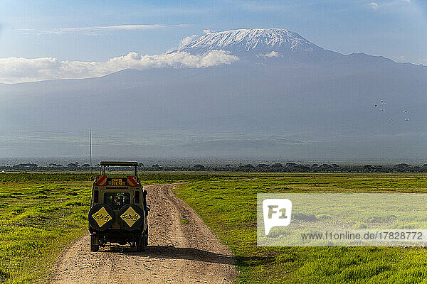 Jeep in front of Mount Kilimanjaro  Amboseli National Park  Kenya  East Africa  Africa