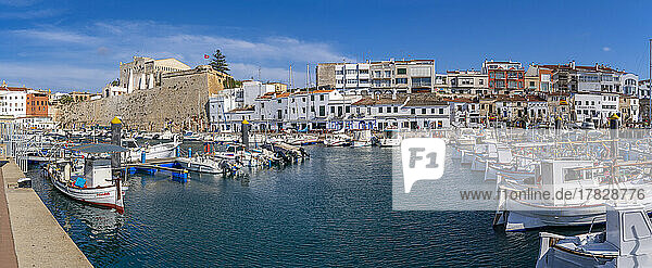 Blick auf Boote im Yachthafen mit Blick auf weiß getünchte Häuser  Ciutadella  Menorca  Balearen  Spanien  Mittelmeer  Europa