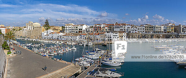 Blick auf Boote im Yachthafen und weiß getünchte Häuser von erhöhter Position  Ciutadella  Menorca  Balearen  Spanien  Mittelmeer  Europa