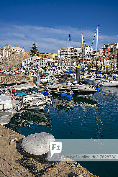 Blick auf Boote im Yachthafen mit Blick auf weiß getünchte Häuser  Ciutadella  Menorca  Balearen  Spanien  Mittelmeer  Europa