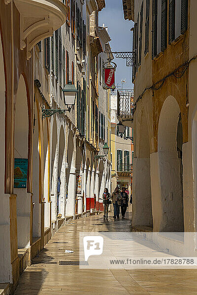 Blick auf pastellfarbene Arkaden in einer engen Straße  Ciutadella  Menorca  Balearen  Spanien  Mittelmeer  Europa