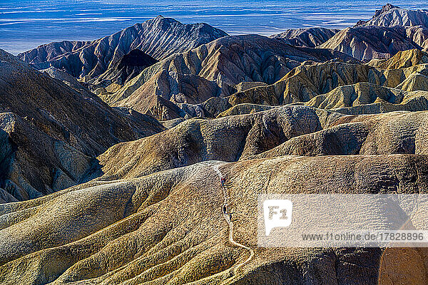 Wanderer in den bunten Sandsteinformationen  Zabriskie Point  Death Valley  Kalifornien  Vereinigte Staaten von Amerika  Nordamerika