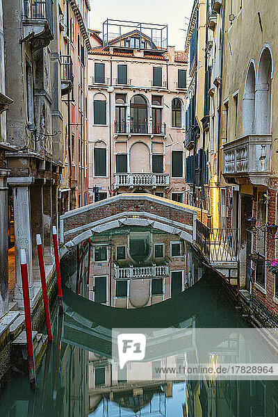 Spiegelungen von Häusern und Brücke im Kanal  Sestiere San Marco  Venedig  UNESCO-Weltkulturerbe  Venetien  Italien  Europa