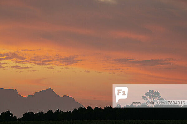 Sonnenuntergang über dem Tafelberg  Stellenbosch  Westkap  Südafrika  Afrika