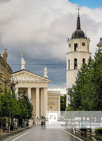Gediminas-Allee  Kathedralenbasilika St. Stanislaus und St. Ladislaus und Glockenturm  Altstadt  UNESCO-Weltkulturerbe  Vilnius  Litauen  Europa