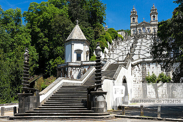 Basilika und berühmte Treppen von Bom Jesus (der gute Jesus)  in der Stadt Braga  in der Region Minho in Portugal  Europa