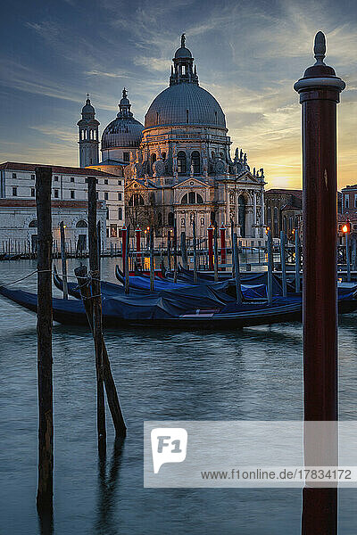 Sonnenuntergang über der Basilica della Salute  Punta della Dogana  Venedig  UNESCO-Weltkulturerbe  Venetien  Italien  Europa