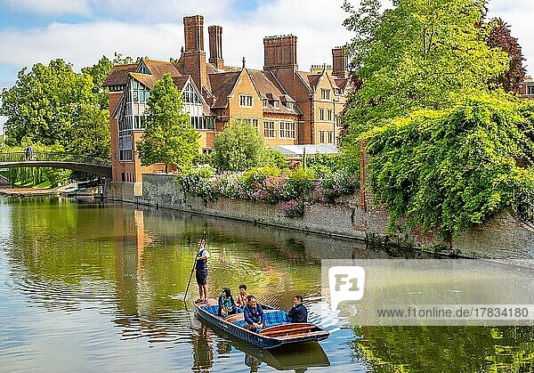 Stocherkahnfahren auf dem Fluss Cam in der Nähe der Jerwood-Bibliothek  Trinity Hall College  Cambridge  Cambridgeshire  England  Vereinigtes Königreich  Europa