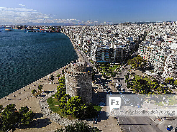 Drohnenansicht des Wahrzeichens des Weißen Turms mit Wohngebäuden bei Leoforos Nikis  ruhige Strandpromenade  Thessaloniki  Griechenland  Europa