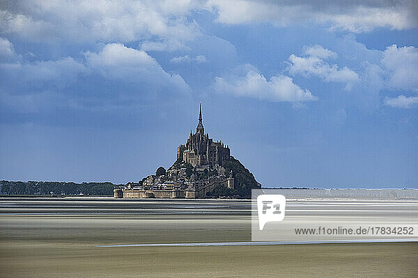 Le Mont Saint Michel  UNESCO-Weltkulturerbe  bei Ebbe an einem sonnigen Tag mit einigen weißen Wolken  Normandie  Frankreich  Europa