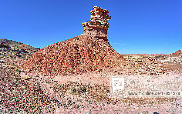 Formation unterhalb des Chinde Point  genannt Chinde Rock im Petrifed Forest National Park  Arizona  Vereinigte Staaten von Amerika  Nordamerika