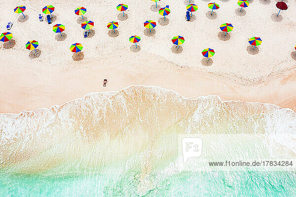 Luftaufnahme einer Frau beim Sonnenbaden an einem tropischen Strand  Antigua  Westindien  Karibik  Mittelamerika