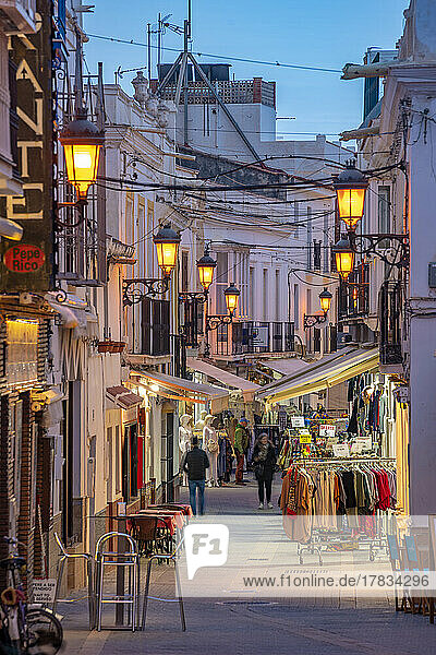 Blick auf Café und Restaurant in der Altstadt von Nerja in der Abenddämmerung  Nerja  Costa del Sol  Provinz Malaga  Andalusien  Spanien  Mittelmeer  Europa