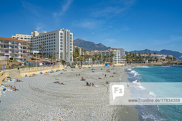 Blick auf Strand  Hotels und Küste bei Nerja  Nerja  Provinz Malaga  Andalusien  Spanien  Mittelmeer  Europa
