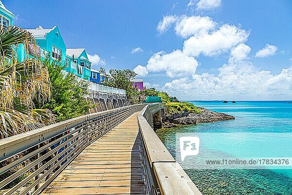 Eine Fußgängerbrücke auf dem Railway Trail in Bailey's Bay an der Nordküste  Bermuda  Atlantik  Mittelamerika