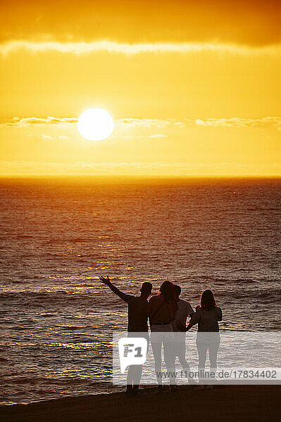 Menschen bei Sonnenuntergang  Camps Bay  Kapstadt  Westkap  Südafrika  Afrika
