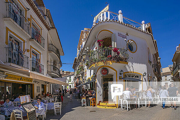 Blick auf Cafés und Restaurants in der Altstadt von Nerja  Nerja  Costa del Sol  Provinz Malaga  Andalusien  Spanien  Mittelmeer  Europa