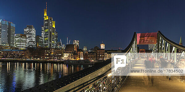 Blick von der Eiserner Steg Brücke über den Main auf die Skyline von Frankfurt am Main  Hessen  Deutschland  Europa