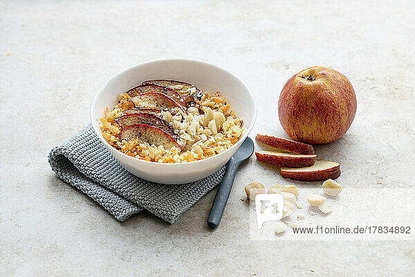 Hirse-Porridge mit gebratenem Apfel und Macadamianüssen
