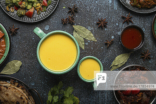 Mango Lassi - Gesundes indisches Ayurveda-Getränk und indische Gerichte