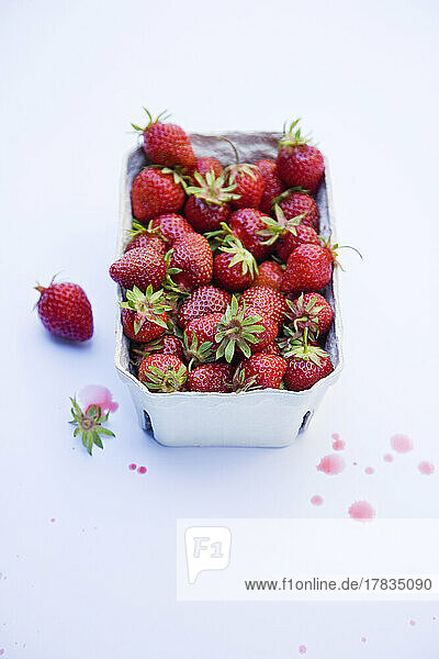 Frische Erdbeeren in einer Pappschale