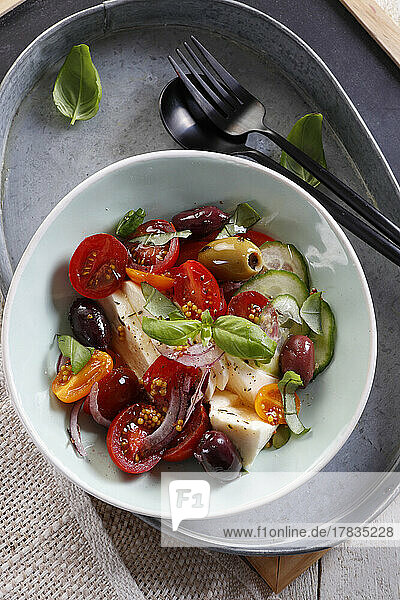 Sommersalat mit Tomaten  Mozzarella und Oliven