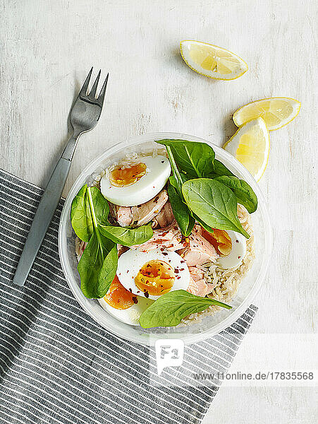 Protein-Bowl mit Lachs  Ei und Spinat