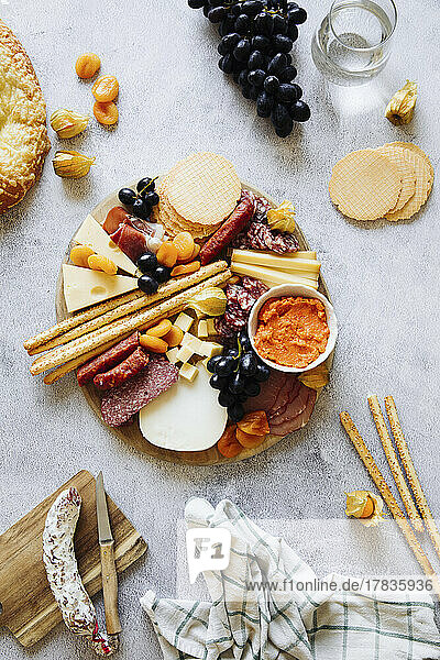 Käseplatte mit Cracker  Grissini  Salami und Weintrauben