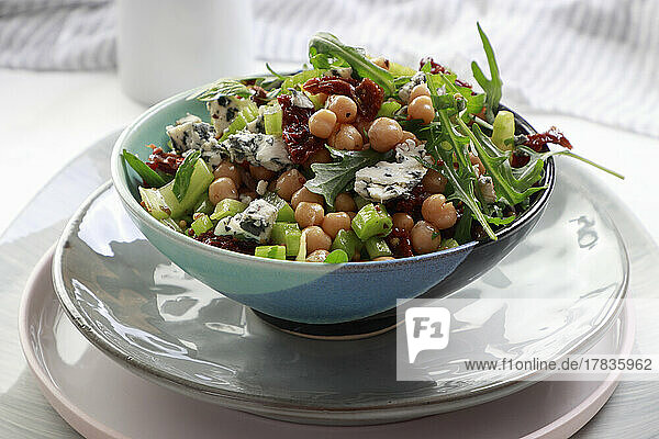 Salat mit Kichererbsen  Sellerie  Rucola und Blauschimmelkäse
