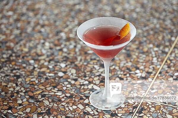 Cosmopolitan Cocktail mit Orangengarnitur