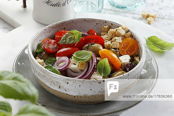 Mediterraner Salat mit Tomaten  Oliven  Schafskäse und Croutons