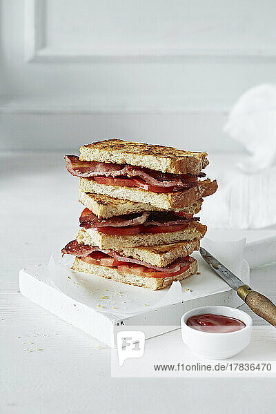 Gegrillte Sandwiches mit Speck und Tomaten