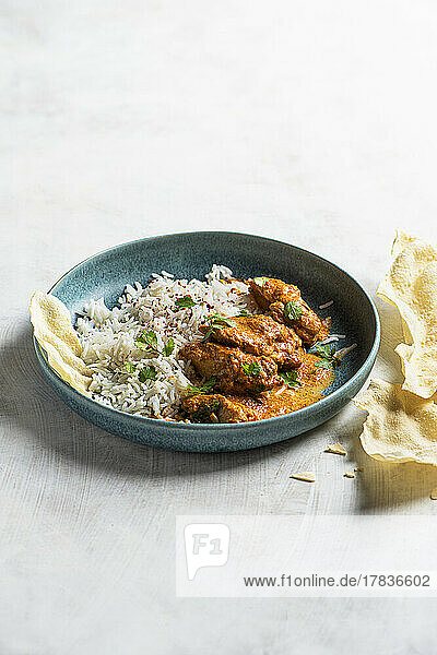 Butterhuhn-Curry (Murgh Makhani) mit Reis und Koriander