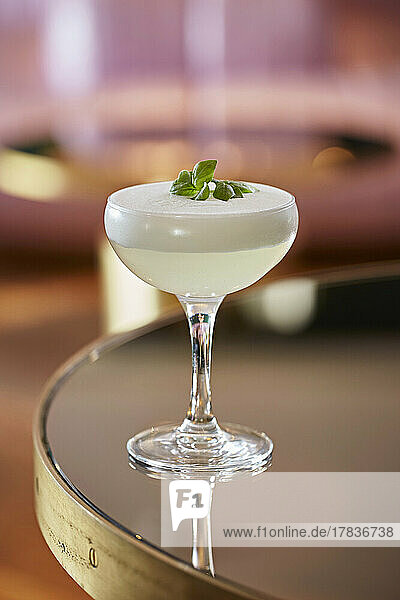 Cocktail mit Basilikum