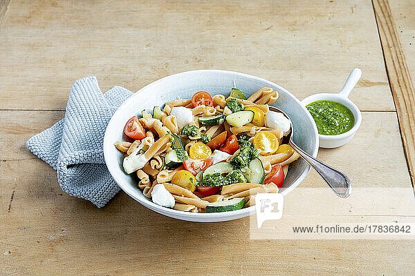 Nudelsalat mit Tomaten  Zucchini  Mozzarella und Pesto