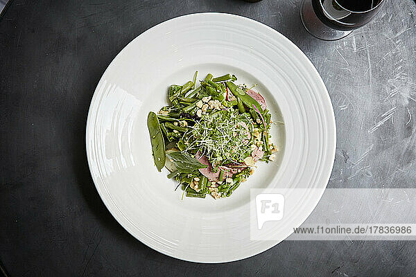 Salat mit Schinken  grünen Bohnen und Spinat