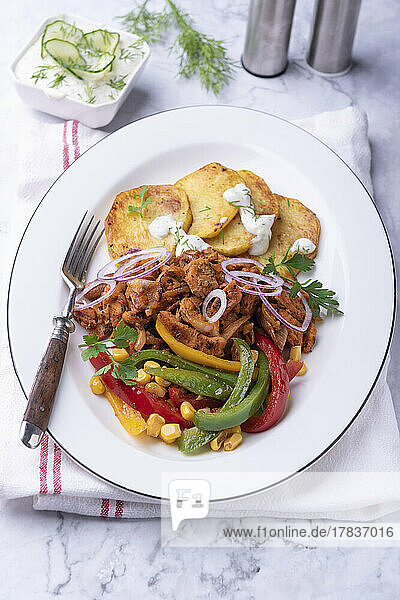 Veganes Gyros mit Bratkartoffeln  Paprika-Mais-Gemüse und Tsatsiki