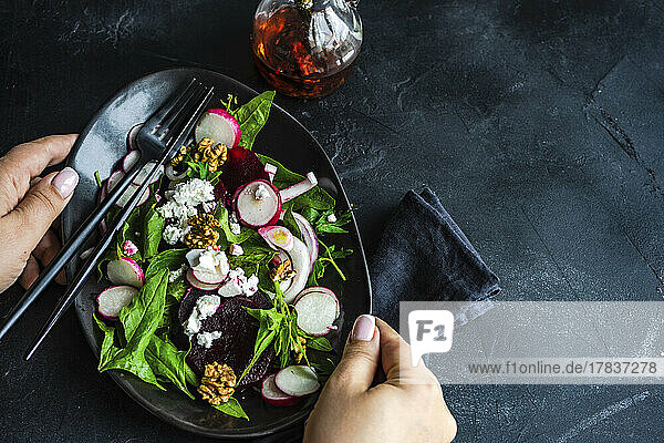 Spinat-Radieschen-Salat mit Feta und Walnüssen
