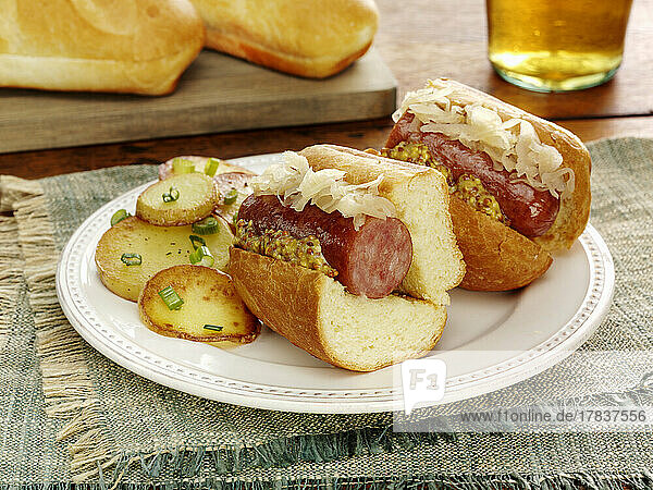 Sandwich mit polnischer Wurst  Sauerkraut und körnigem Senf  dazu Bratkartoffeln