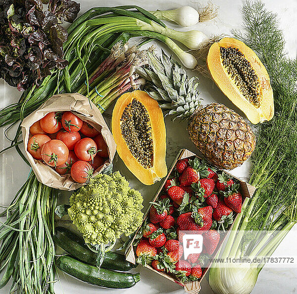 Verschiedenes frisches Obst und Gemüse vom Markt