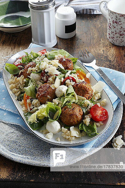 Salat mit Putenfleischbällchen  Mini-Mozzarella  Quinoa und Kirschtomaten